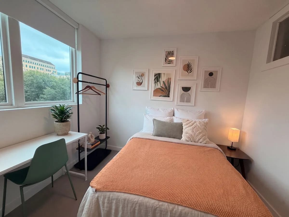 Capitol Sunroom bedroom with desk, gallery wall and city view
