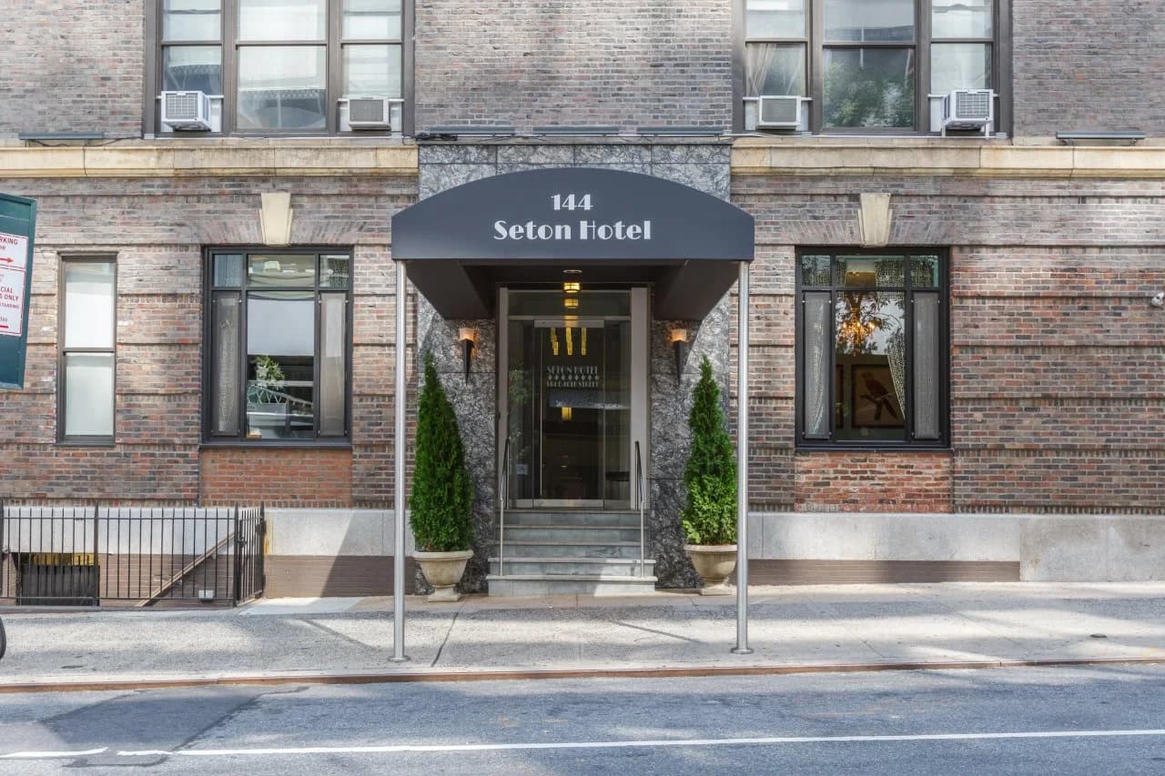 Seton Hotel entrance on East 40th Street