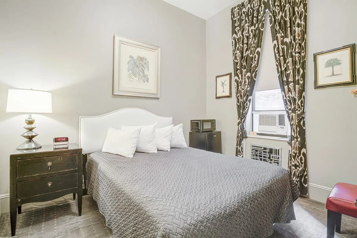 Seton Studio Basic room with queen bed