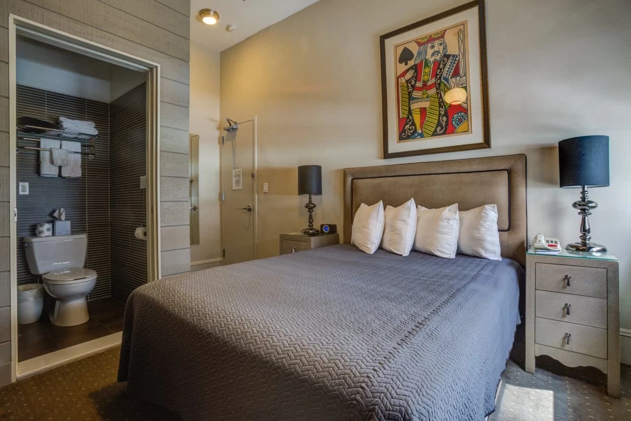 Seton guest room with queen bed and private en-suite bathroom
